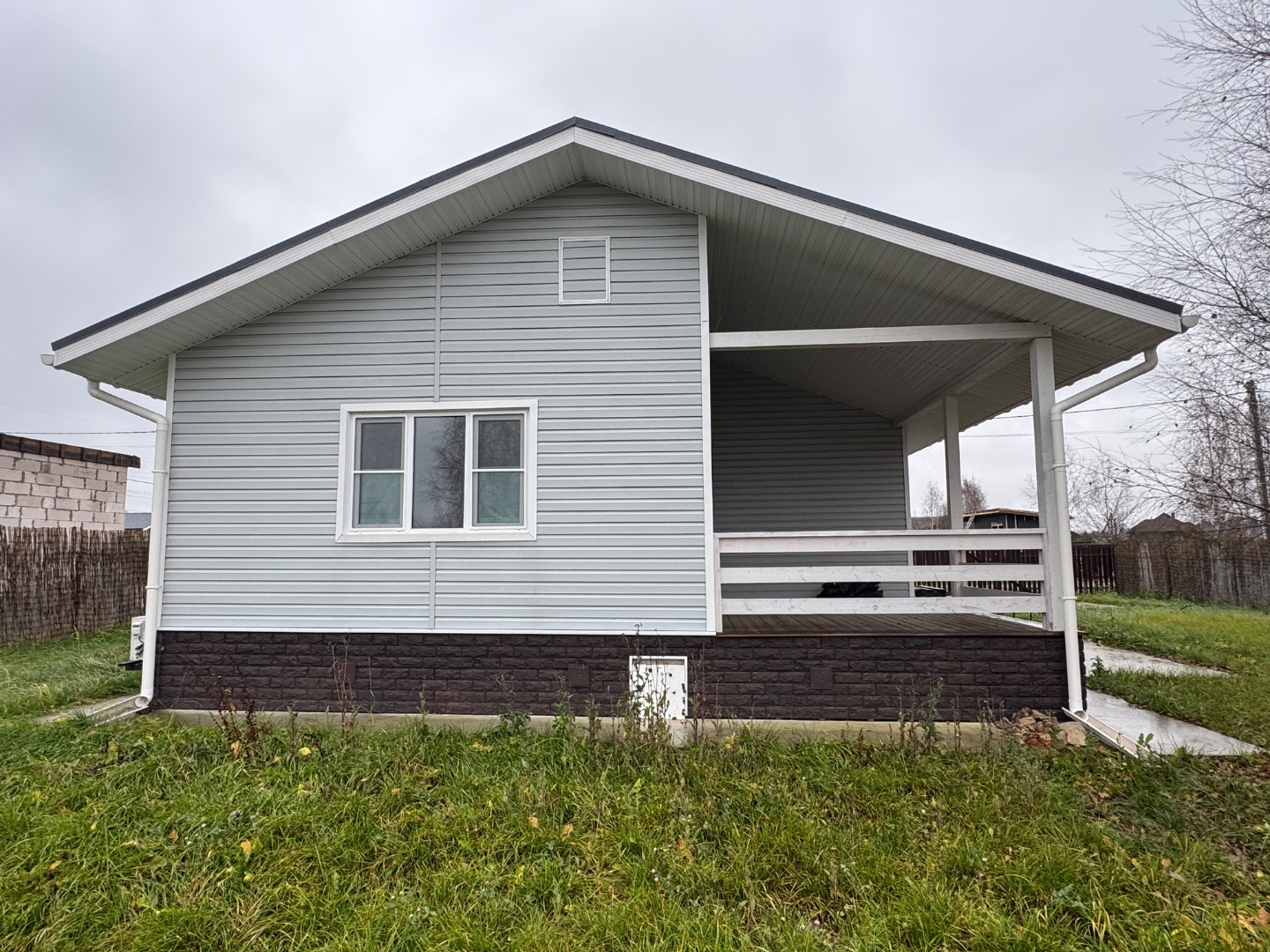 дом для комфортной жизни всей семьи в современном коттеджном поселке Березовка-Парк. Это не просто стены, это готовое решение для тех, кто ценит свое время и хочет начать новую жизнь без хлопот.

Ключевые преимущества объекта:

· Площадь: 111,5 кв. м. — оптимальный размер для постоянного проживани