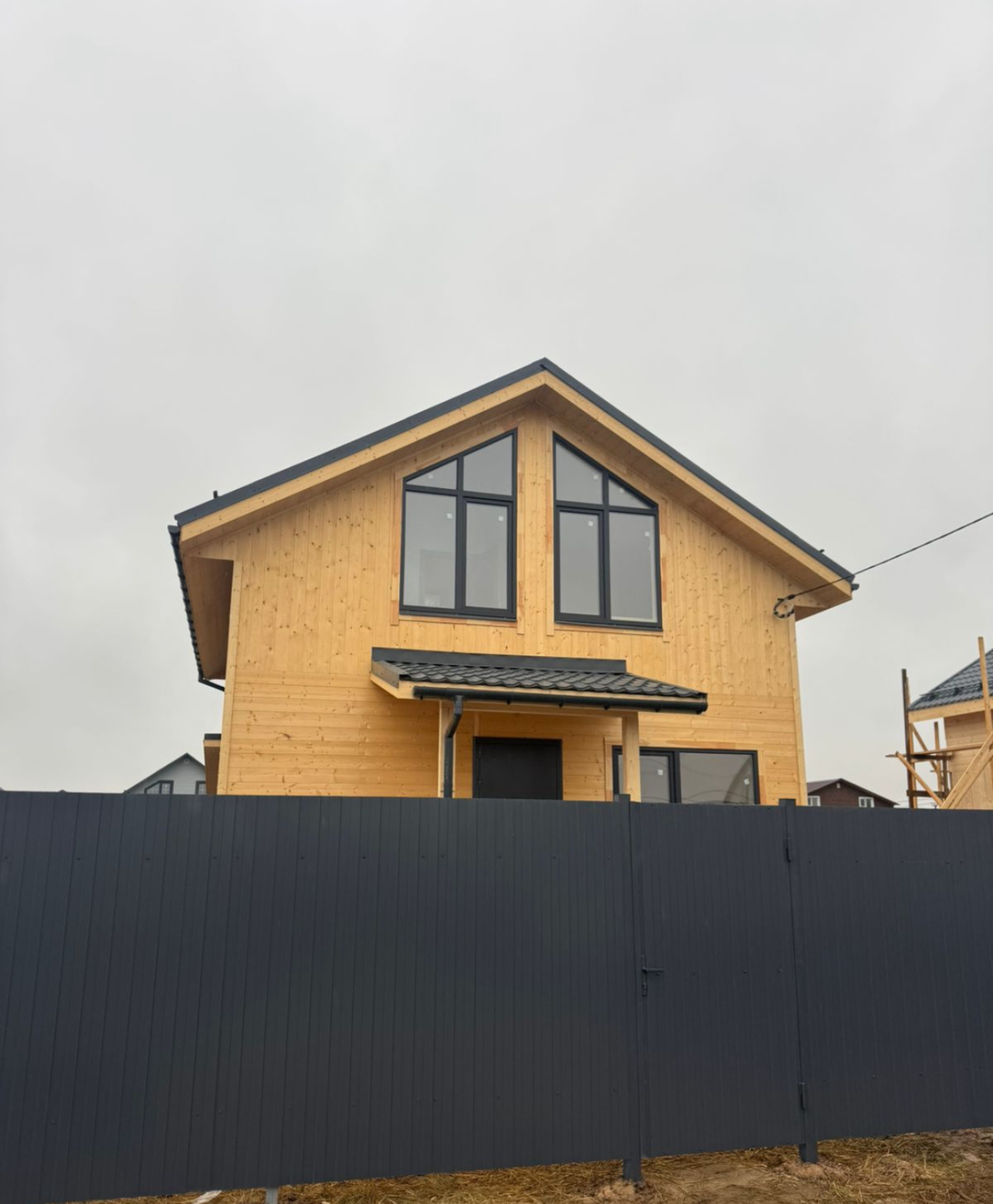 Предлагаем купить теплый двухэтажный дом площадью  110 кВ.м +просторная терраса  , для круглогодичного проживания дружной семьи, предпочитающей уют и свободу.

На первом этаже – уютная кухня, зал -гостиная, комната , санузел.  Отопление от электрокотла , первый этаж полностью подогрев полов. 
На вто