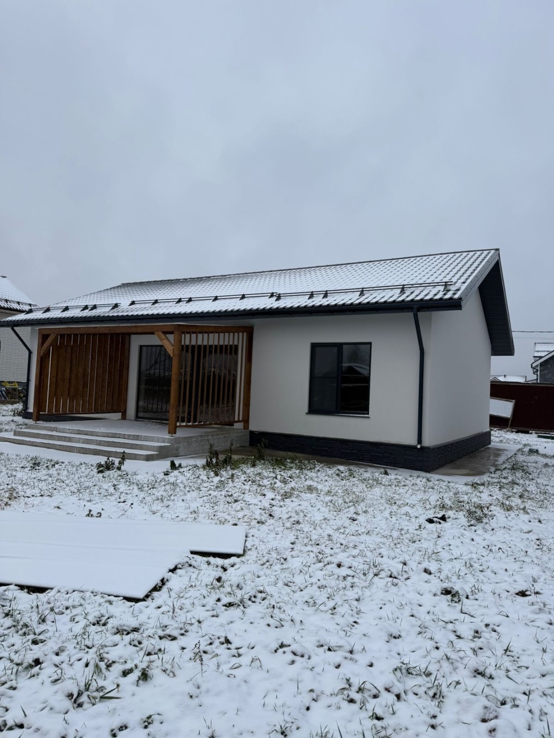 Подходит под СЕМЕЙНУЮ ипотеку.

Продается дом в отделке White Box 104 м2 плюс веранда 30 м2. в поселке закрытого типа КП Кузьминский на участке 6 соток.
Дом из газобетона, Фундамент УШП. 

В доме 3 спальни (мастерспальня с отдельным с/у, и еще 2 спальни и гостевой с/у) плюс кухня-гостинная, котельна