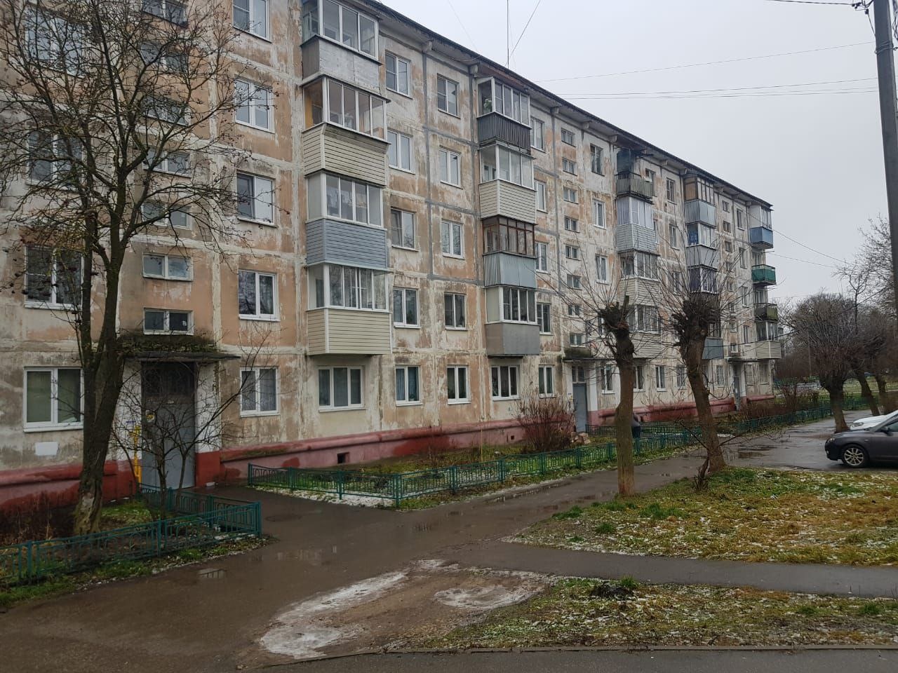 Продается уютная 2-комнатная квартира, г. Чехов, ул. Гагарина, д. 47. Площадь 43.6/18/12/6 кв. м. 3 этаж 5-этажного дома.Квартира в жилом состоянии очень тёплая при желании можно сделать ремонт.Квартира находится по центру дома, балкон остеклён, окна пластиковые, с/у. совмещённый,есть кладовка котор