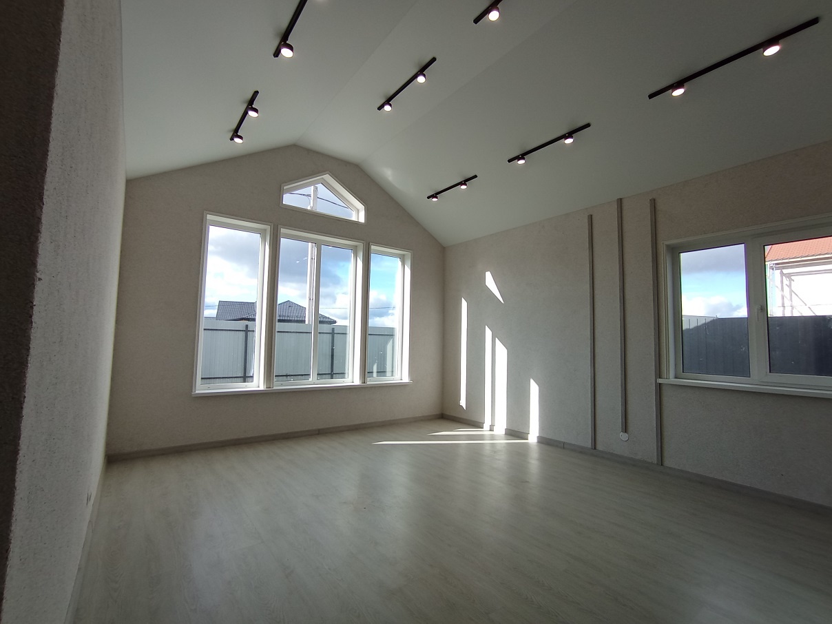 В районе д. Ходаево, г.о. Чехов Московской области, продается одноэтажный дом общей площадью 115 кв. м.. Идеальное расположение без заезда в г. Чехов. В шаговой доступности остановка общественного транспорта. Земли населенных пунктов, ИЖС. Прихожая, три комнаты, с/узел, кухня - гостиная с выходом на