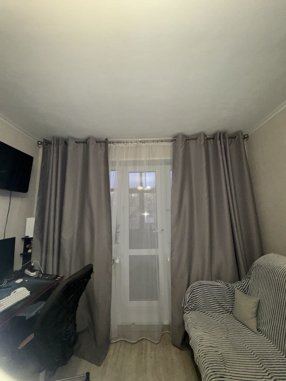 Продается 2 х комнатная квартира на 4 м этаже 5 им этажного панельного дома.Квартира не угловая, чистая, комнаты на солнечную сторону,уютная  кухня,с большой комнаты выход на балкон.Вся инфраструктура в шаговой доступности:детский сад,  школа, поликлиника,остановка и т д.