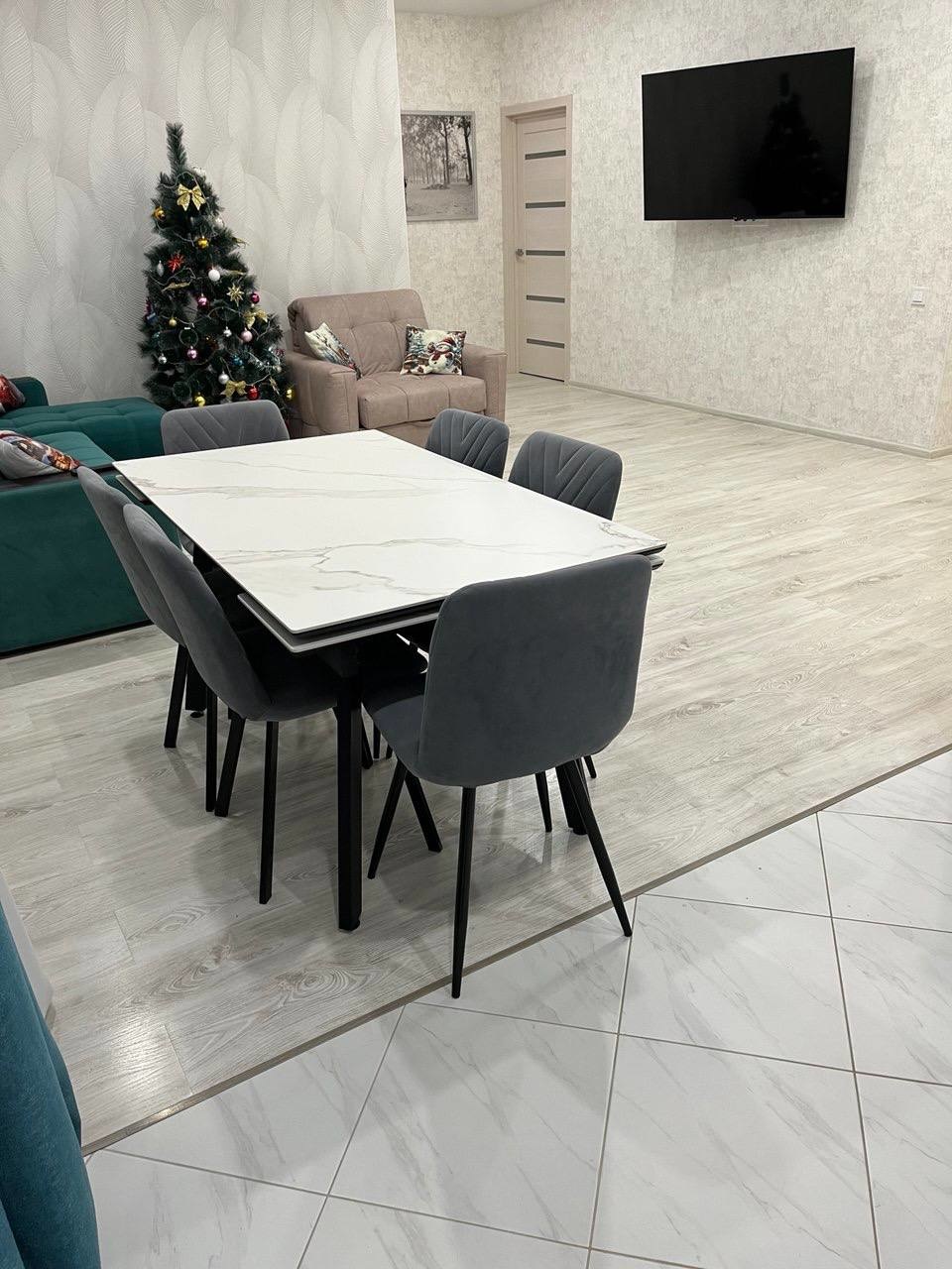 В долгосрочную аренду от 6 месяцев сдаётся на длительный срок уютный современный дом 2022 года постройки,материал блок/кирпич с отличной планировкой 120 кв м. и участком 10 соток, на участке плодовые кустарники и несколько грядок вкуснейшей клубники. Дом ранее никогда не сдавался и строился для себя