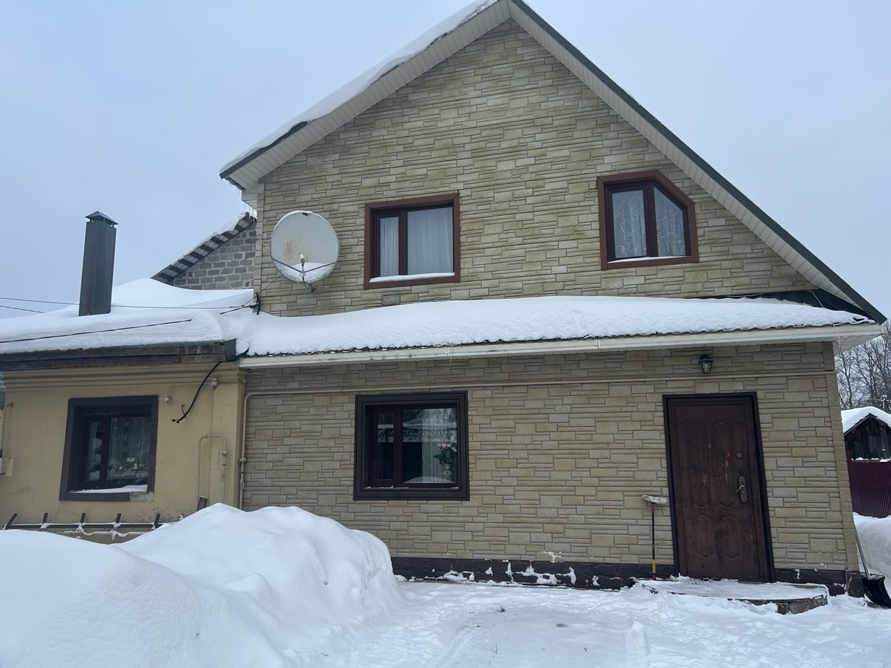 Продается 2 х этажный блочный дом в г.Чехов для круглогодичного проживания.Общая площадь дома 100 кВ м .Участок 6,35(можно увеличить)-ИЖС.
Планировка дома : на первом этаже прихожая,гостинная комната,санузел,просторная кухня гостинная,ванная комната.На втором этаже коридор,2 комнаты. Все коммуникаци