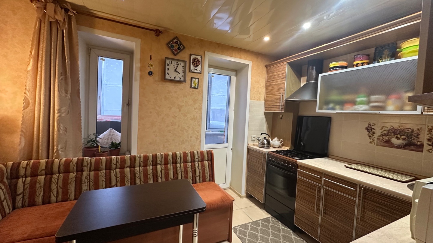 Продаётся уютная 1-комнатная квартира в г. Чехов 29,5 м2 на 4 этаже.

Чистая, светлая квартира в добротном кирпичном доме. Идеальный вариант для жизни или инвестиции. Все коммуникации в порядке.

Вся инфраструктура под рукой: прямо рядом с домом находятся сетевые магазины («Магнит», «Дикси», «Лента»