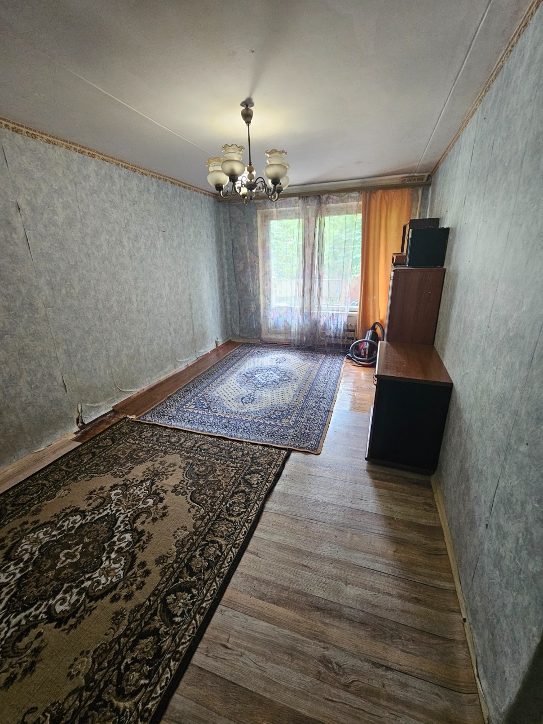 Продается 1/2 доля в квартире. В квартире 2 собственника, комнаты изолированы, с/у раздельный, в квартире никто не живет.