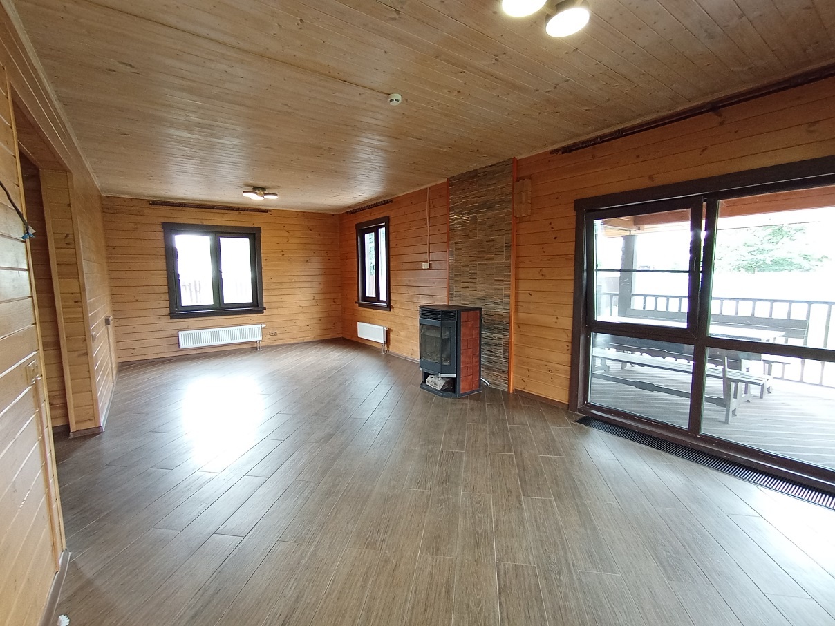 В кп  Южные Озёра, в районе д.Тюфанка, г.о. Чехов, продаётся дом для круглогодичного проживания общей площадью 160 кв.м. .

На монолитной плите дом из КЛЕЕНОГО БРУСА, на крыше металлочерепица.

B дoме магиcтрaльный газ, установлeн гaзовый кoтeл. Отоплениe : тёплые полы, радиаторы, печь-камин. Элек