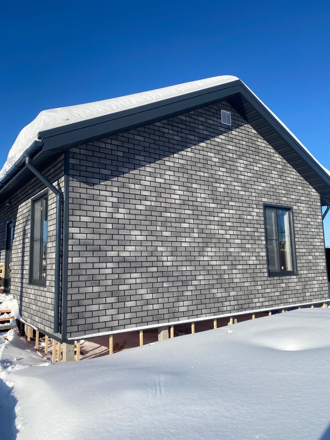 Продается жилой дом в Чеховском районе СНТ Ромашкино.Дом подходит под семейную ипотеку,общая площадь 94 кВ.м.Новый дом-зарегистрирован в 2025 году.
Очень уютный с хорошим расположением 
Планировка: 3 светлые комнаты ,кухня гостиная ,ванная комната ,терраса ,коридор..
Коммуникации: Септик ,колодец ,С