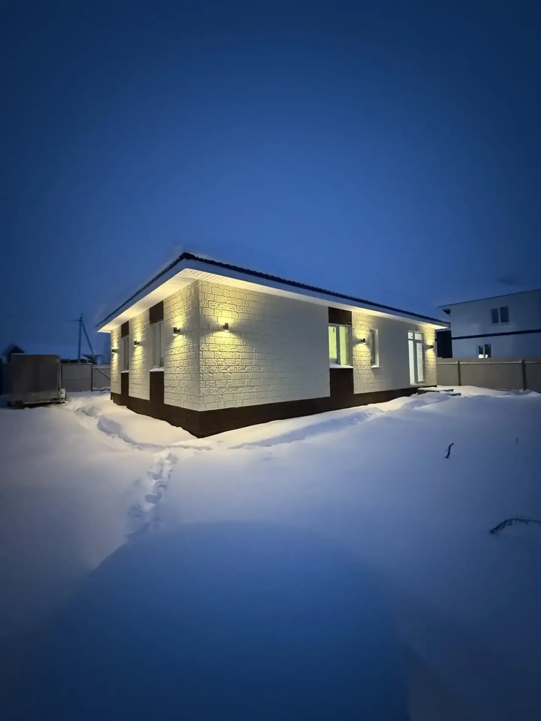 Продаётся стильный одноэтажный дом из пеноблока в самом поселке ЗАОКСКИЙ.
Продуманная архитектура, качественные материалы и комфорт для круглогодичного проживания.
Параметры:
• Площадь дома - 112 мг с возможностью увеличения
Участок - 6 соток
Электричество - 15 кВт
Отопление: тёплый пол + радиаторы
