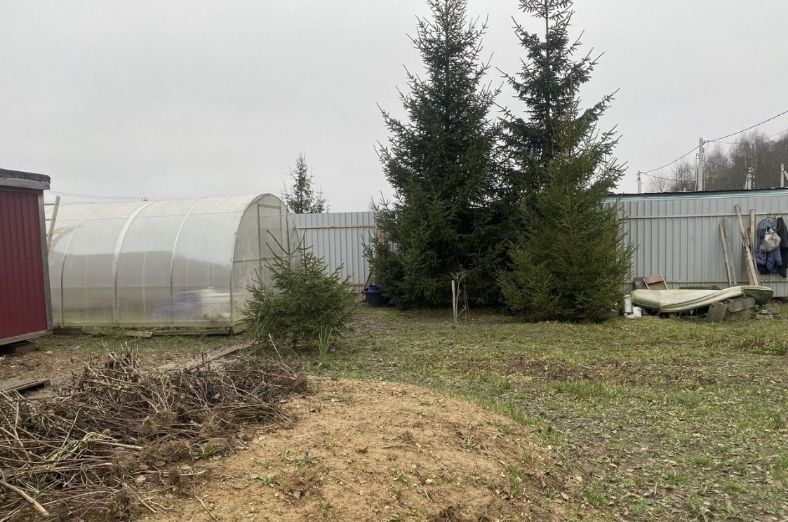 Продается земельный участок ИЖС общая площадь 6,7 соток в деревне Горелово Чеховского района.Участок прямой правильной формы ,ровный с хорошим подъездом.По всему периметру забор из проф листа ,ворота стоянка для автомобиля ,подключен свет к участку ,есть колодец ,теплица.