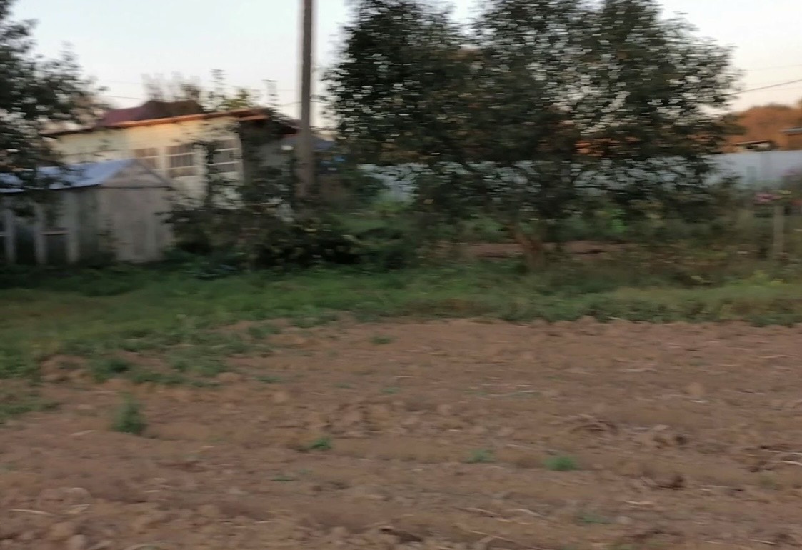 Продается земельный участок ЛПХ 14
соток в деревне Попово. Участок правильной формы, сухой, есть подьезд кучастку, свет по границе. центральный водопровод. На участке растут плодовые деревья, установлена теплица. В деревне магазин, остановка-общественный транспорт до г Чехов, рядом школа, лес, река,