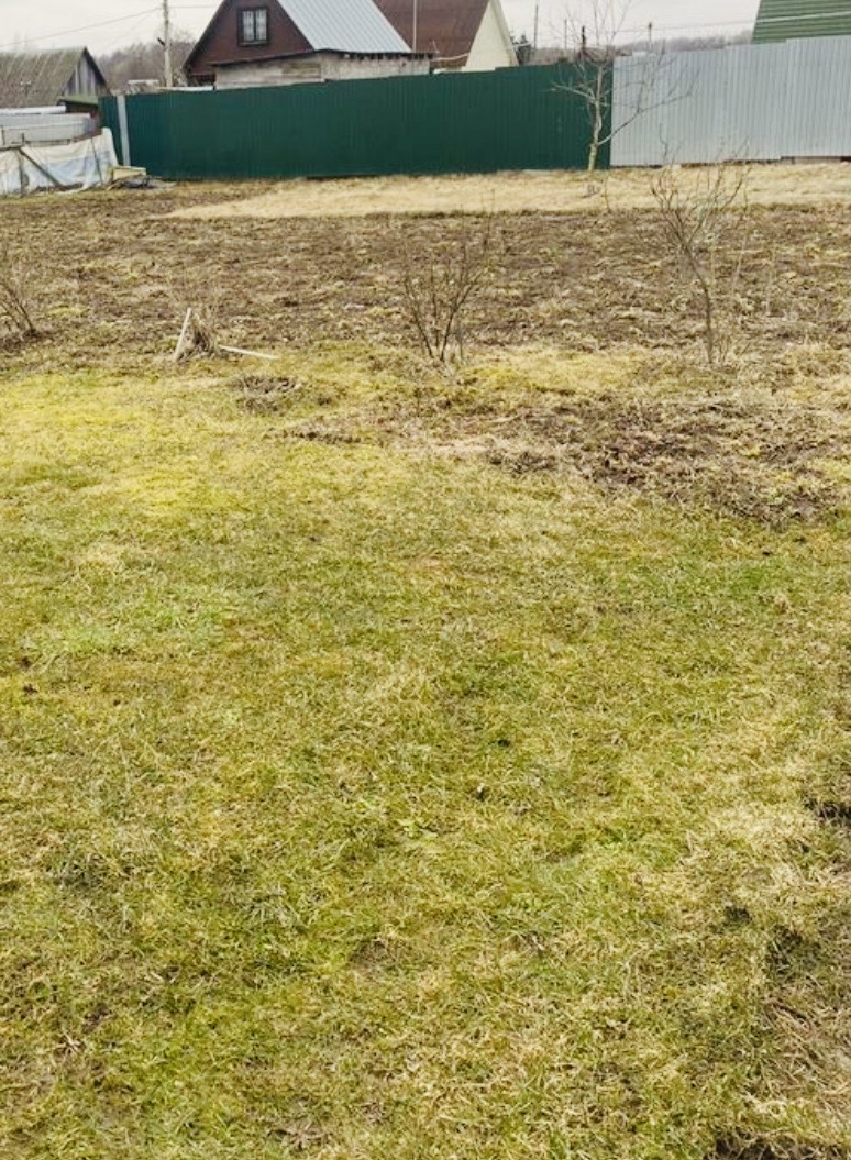 Продается земельный участок в деревне Захарково Чеховского района.Участок прямой формы,по всему периметру забор из профлиста.Хороший подъезд,деревня газифицирована,есть подключение света к участку.Рядом пруд.Многие живут круглогодично.В 5 минутах езды в п.Шарапово вся инфраструктура :сетевые магазин