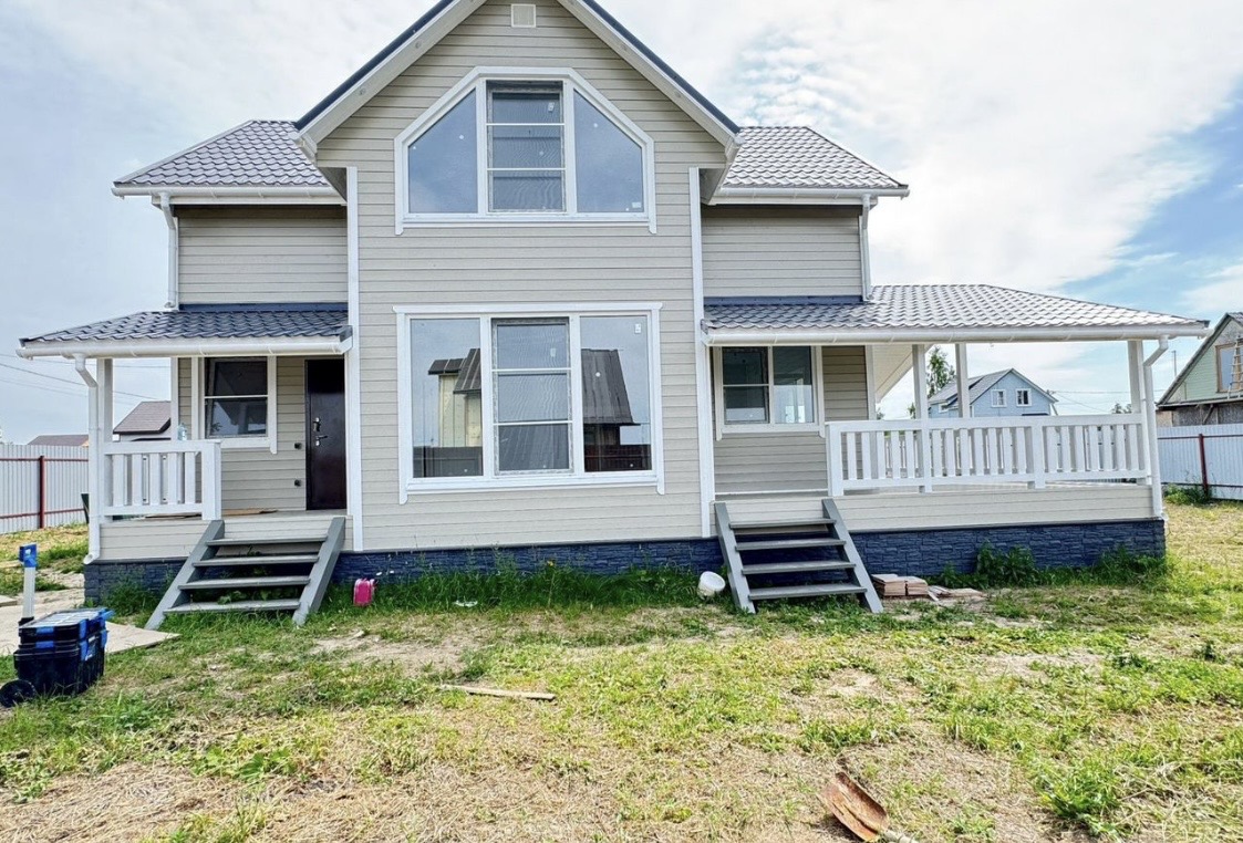 Вашему вниманию предлагается к продаже дом для круглогодичного проживания в л.Филлипины ул Лесная.Дом расположен на участке 9,7 соток,по всему периметру огорожен забором..Очень хорошая планировка дома..Натяжные потолки 1-ый и 2 - ой этаж!В котельной, прихожей, кухонной зоне и полностью в с/у керамог