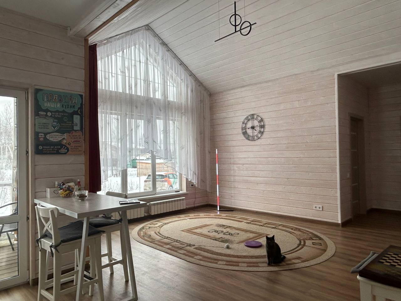 Продается отличный дом 100 кв м в городе Чехов на участке 6 соток (ИЖС) Рядом станция Чепелёво, 8-10 мин пеш. Круглогодичный удобный подъезд к дому, окна в пол. Строили по всем правилам, качественно! 
Живу 3 года, забор не устанавливал, не было необходимости, соседи живут постоянно, безопасно, тихо.