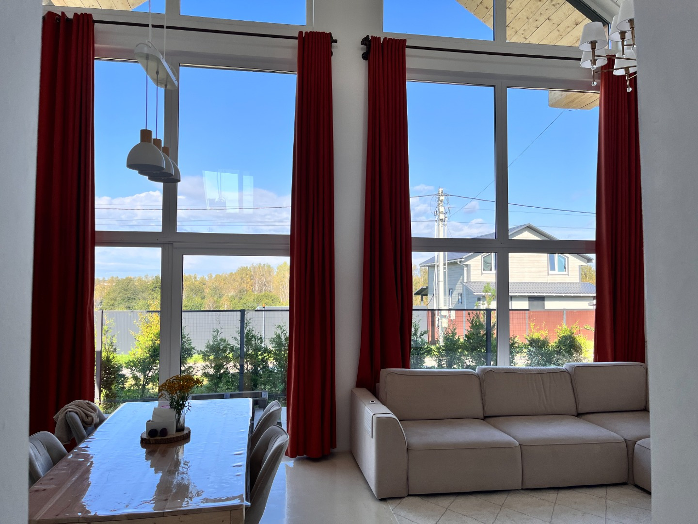 Продается уютный двухэтажный.
В доме 3 спальни.
Просторная кухня-гостиная.
Идеально подходит как для постоянного проживания, так и для дачи.

Характеристики:
Этажность: 2 этажа
Комнат: 3 спальни + куня-гостиная
Общая площадь: 105,7
Участок: 10 соток.


Преимущества:
58 км от Москвы по Симферопольско