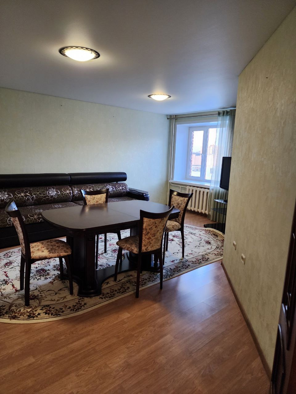 Продается просторная 3-комнатная квартира с изолированными комнатами. ЖД станция Чехов в 7 минутах.

Хороший вариант для семьи или для тех, кто ценит пространство и удобную инфраструктуру.

Характеристики:

    Площадь комнат: Гостиная 22,4 кв.м, Спальня 21,8 кв.м, Детская/Кабинет 15,9 кв.м. (Все ко