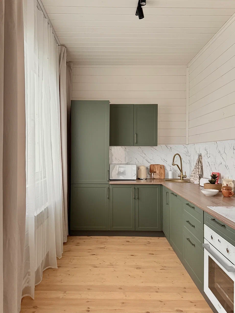 Уютный НОВЫЙ дом с баней в красивом природном месте, готовый к проживанию.

Дом внутри 114м2, терраса 34м2 и баня 30м2. ИТОГО 178м2. Высота потолка 2.8м. Панорамные окна с выходом на террасу. Продуманная планировка и электрика от дизайнера.

Укомплектован новой мебелью и техникой:
•⁠ ⁠Прихожая с гар