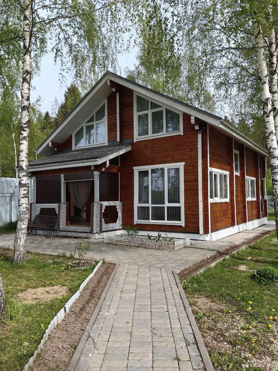 Продается уютный дом для круглогодичного проживания в деревне Репниково.Общая площадь дома 170 кВ м.Расположен на участке 15 соток-есть свой выход в лес.
Планировка дома: на первом этаже просторная кухня гостиная, прихожая, котельная , спальня, ,санузел с душем .выход на просторную веранду ,панорамн