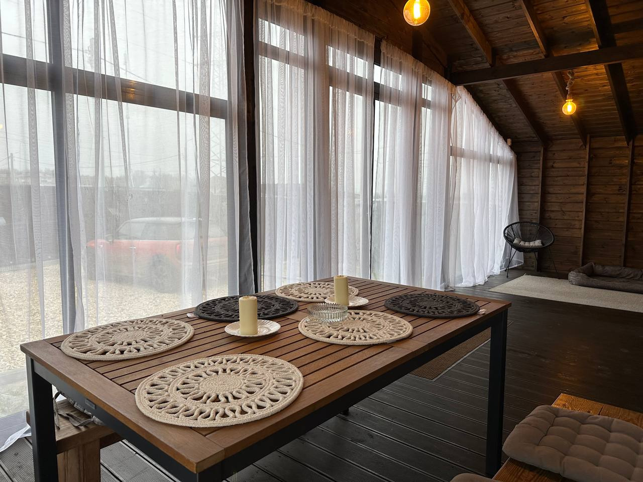 Дом Барнхаус (100 м²) под ключ. Тихий уголок с городским комфортом.

Предлагается уютный дом, построенный по технологии Барнхаус. Площадь 100 квадратных метров включает в себя всё для жизни семьи или пары.

Ключевые особенности:

    Терморегуляция: По всему дому смонтирован теплый инфракрасный пол.