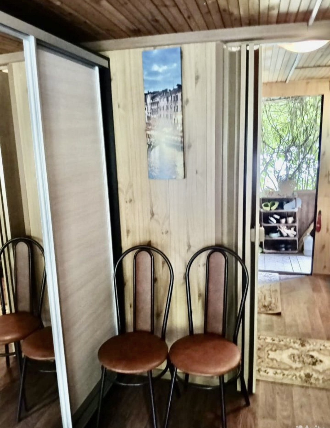 Продаётся 2 х этажная дача 44 квм в Д.Бережки СНТ Монтажник.на участке 5 соток.Участок привесной ,крайний .Еа участке растут плодовые деревья,кустарники.В даче на первом этаже терраса,кухня,комната,на 2 м этаже комната.Туалет,душ на улице,теплица 6/3,свет,вода на летний период в дом заведена,Болгер,