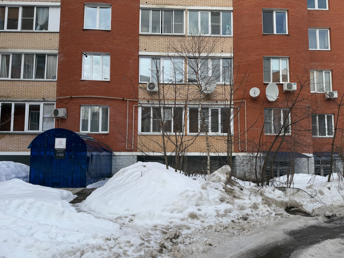 Продается коммерческая недвижимость в центре города!
Предлагаем вашему вниманию уникальное помещение свободного назначения, расположенное на цокольном этаже с отдельным входом в г. Чехов Ул. Чехова 2а. Это идеальный вариант для бизнеса, который нуждается в удобном и доступном пространстве.
Может исп