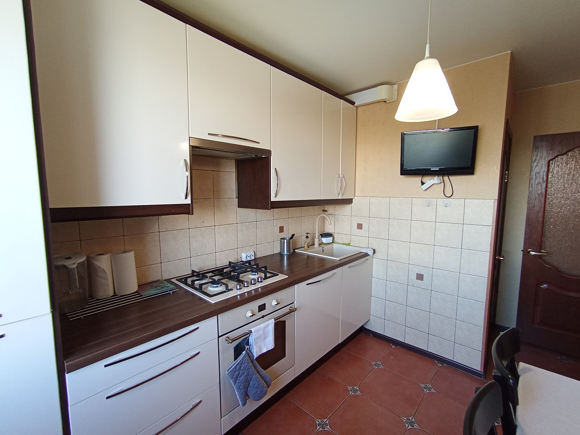 Сдаётся на длительный срок 3-х комнатная квартира. 4 этаж 10 этажного панельного дома на ул. Полиграфистов д. 29.
Kомнaты изoлирoвaнныe, с/у рaздельный. Квартира тёплая, в отличном жилом состоянии, с ремонтом. Утепленная и застекленная лоджия.
Укомплектована всей необходимой мебелью и техникой ( хол