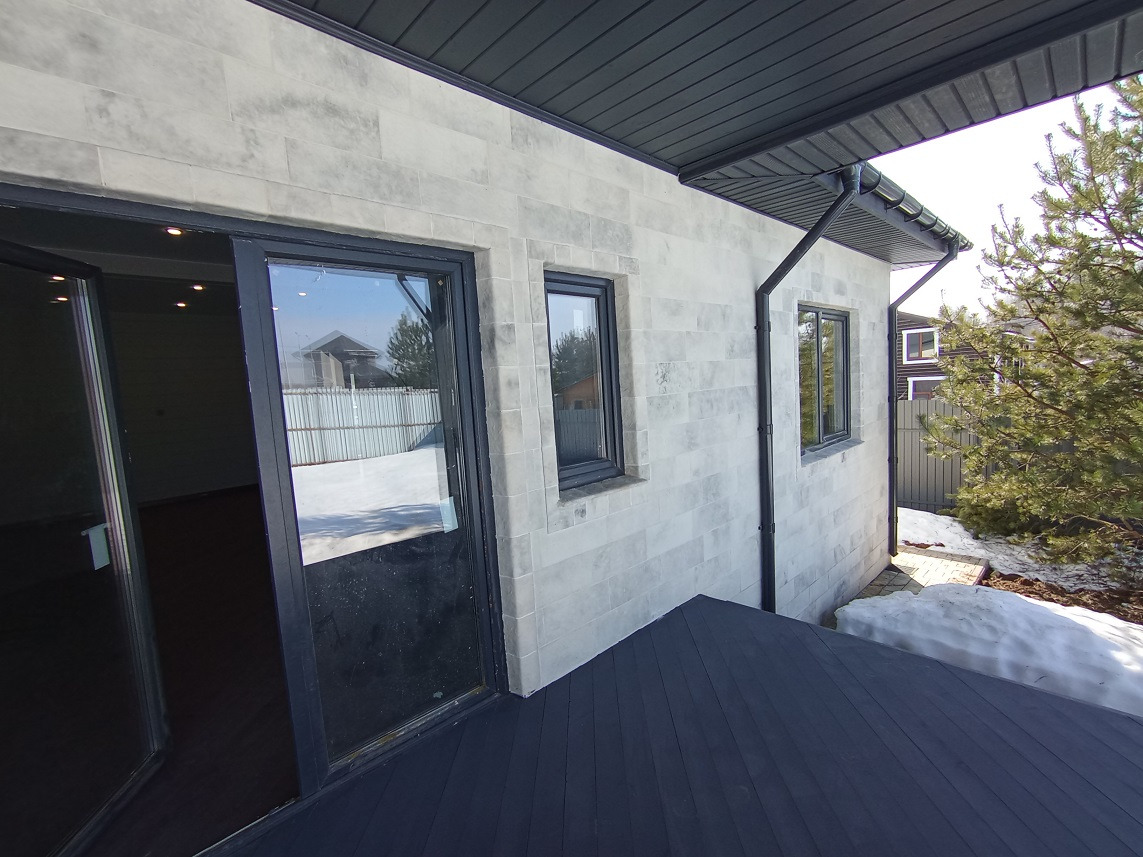 Пpодaётcя новый дом в коттеджном посeлке «Южныe Озера» в районе д. Тюфанка, м.о. Чeхов Mосковcкoй области.
Общая площадь 185 кв.м. Прихожая, кухня-гостиная, пять комнат, два с/узла, гардеробная, котельная.
Электричество, центральные: газ, водопровод, канализация. Интернет.
Отопление: тёплые полы, ра