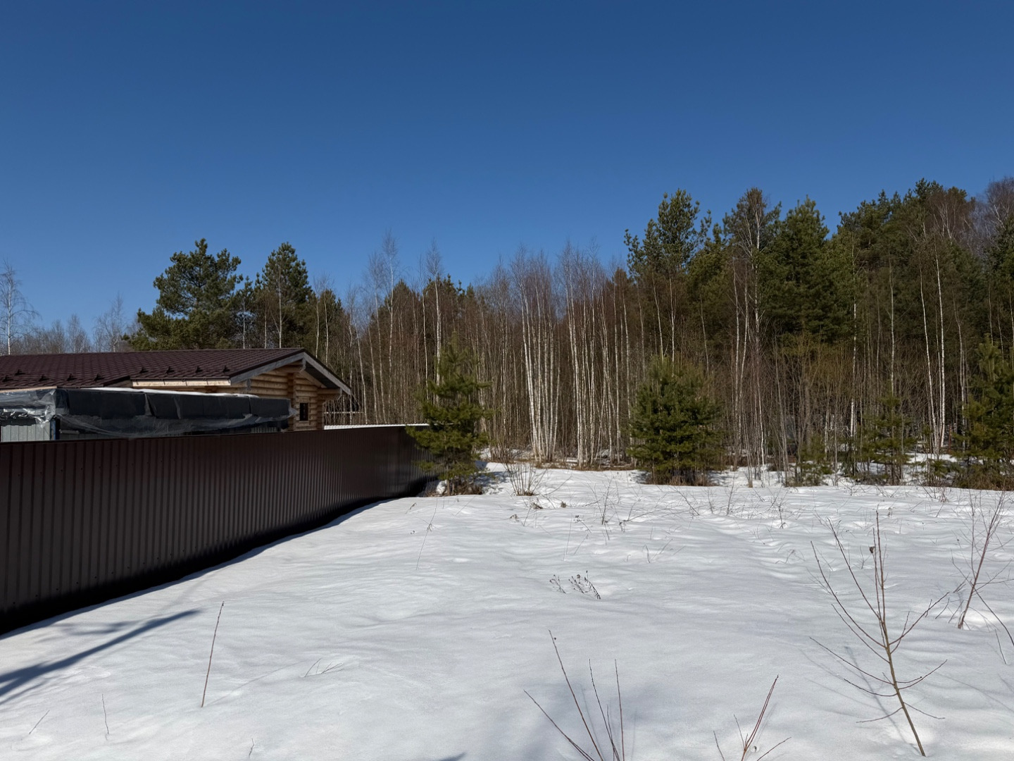Продается участок в Чеховском районе СнТ «Чеховское» д. Солнышково. Участок 6 сот, правильной формы, крайний к лесу, с молодыми соснами. Уже подведен свет 15кВт,установлен счетчик. Асфальтированный подъезд, подъездная дорога через лесополосу,пешком есть выход на автобусную остановку в Солнышково 5 м