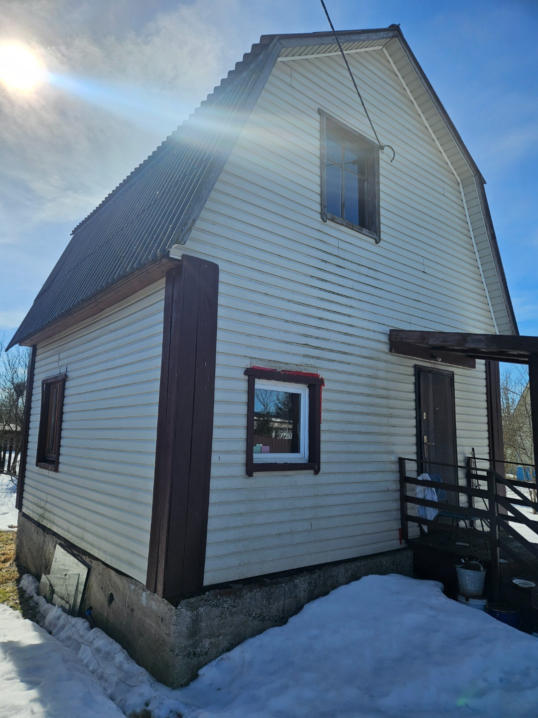 Продается дом в деревне Высоково Чеховского района Московской области. Дом жилой с возможностью прописки, площадь первого этажа 25 кв.м., есть возможность оборудовать второй этаж под жилой. В доме сделана кухня, душевая комната, одна жилая комната, туалет на улице, подключено электричество, централь