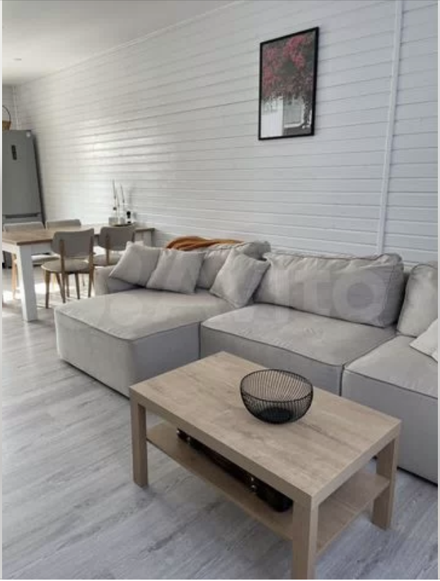 Продается современный дом, полностью готовый к комфортной жизни.
Въезжай и живи — в доме есть всё: стильная мебель, техника, продуманные инженерные системы. Построен в 2023 году по каркасной технологии с усиленной конструкцией (камерная сушка пиломатериалов, обработка на заводе). Зимой тепло благода