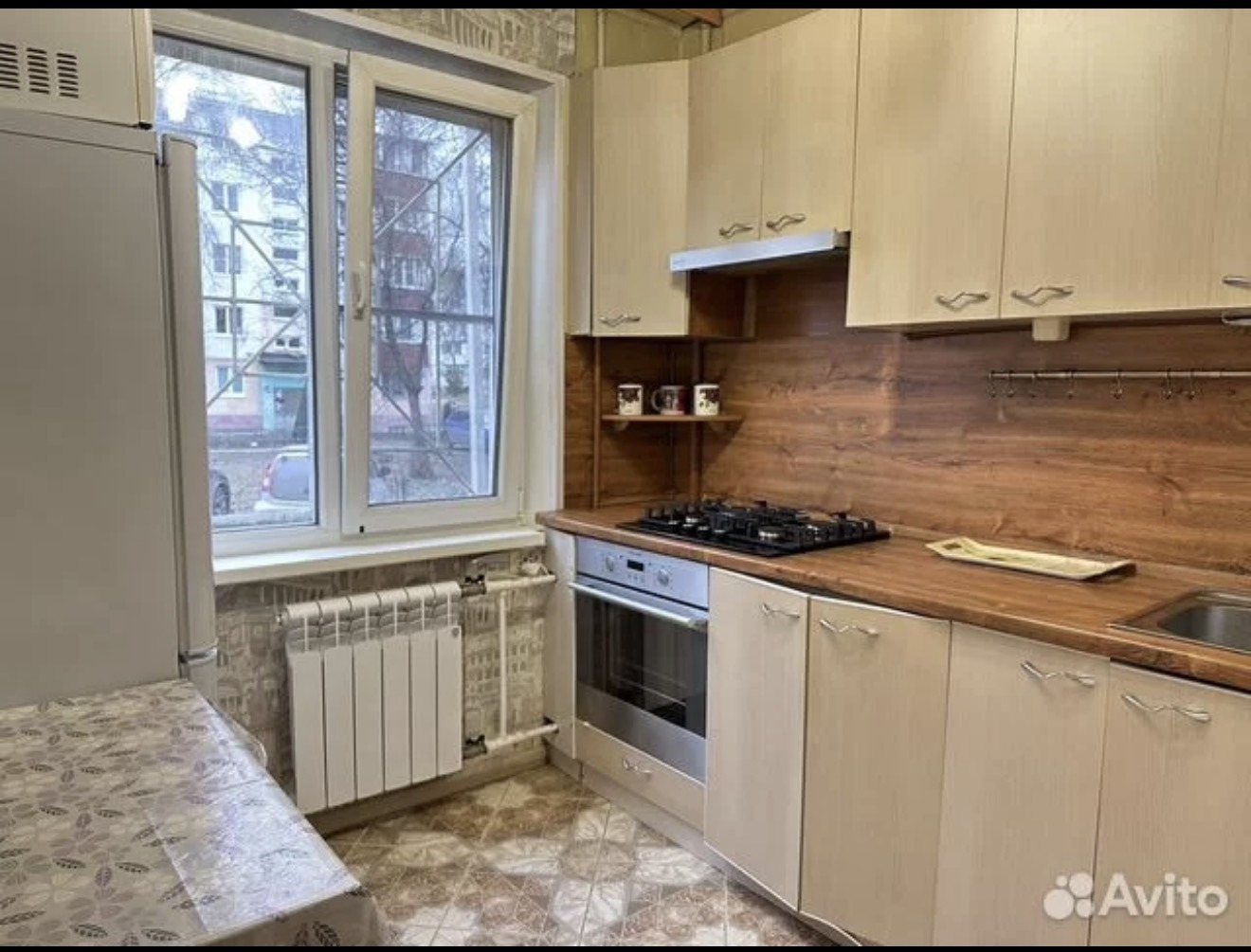 Продается однокомнатная квартира в г. Чехов, ул. Мира д. 10. Квартира общей площадью 31 кв.м, сделан косметический ремонт, на полу ламинат, окна все пластиковые, без газовой колонки, не угловая. 
Школа и сад во дворе, магазины, аллеи. До ж/д станции 10 мин пешком.
Один взрослый собственник 