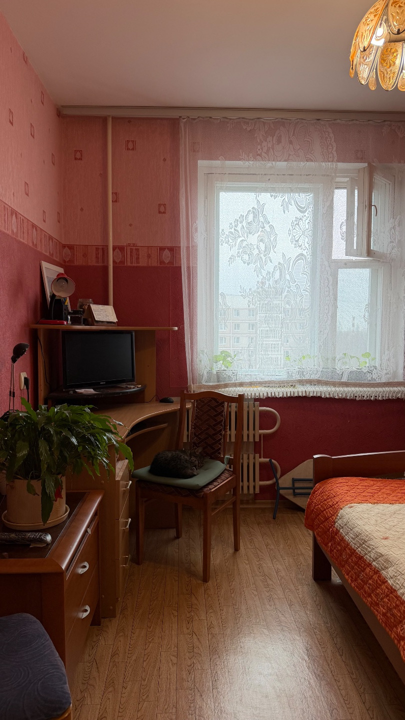 Продается 3-х комнатная квартира в г. Чехов, ул. Дружбы д. 6/2. Общая площадь 64 кв.м., не угловая, большинство помещений выходят на солнечную сторону. Квартира в жилом состоянии, коммуникации тоже. Три изолированные комнаты, вид на две стороны, лоджия с видом на закат. 
Рядом с домом сад, новая гим