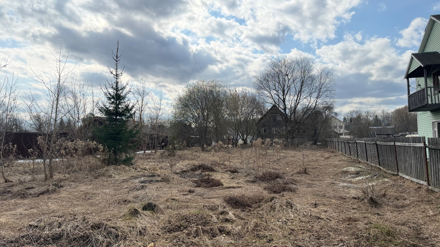 Продам участок в черте г. Чехова, ул. Палисадная. Участок правильной формы, вторая линия от дороги. 17 соток, по границе все центральные коммуникации. Круглогодичный асфальтированный подъезд, до центра города 5 мин пешком. Отличное место для круглогодичного проживания. 
Участок можно поделить 