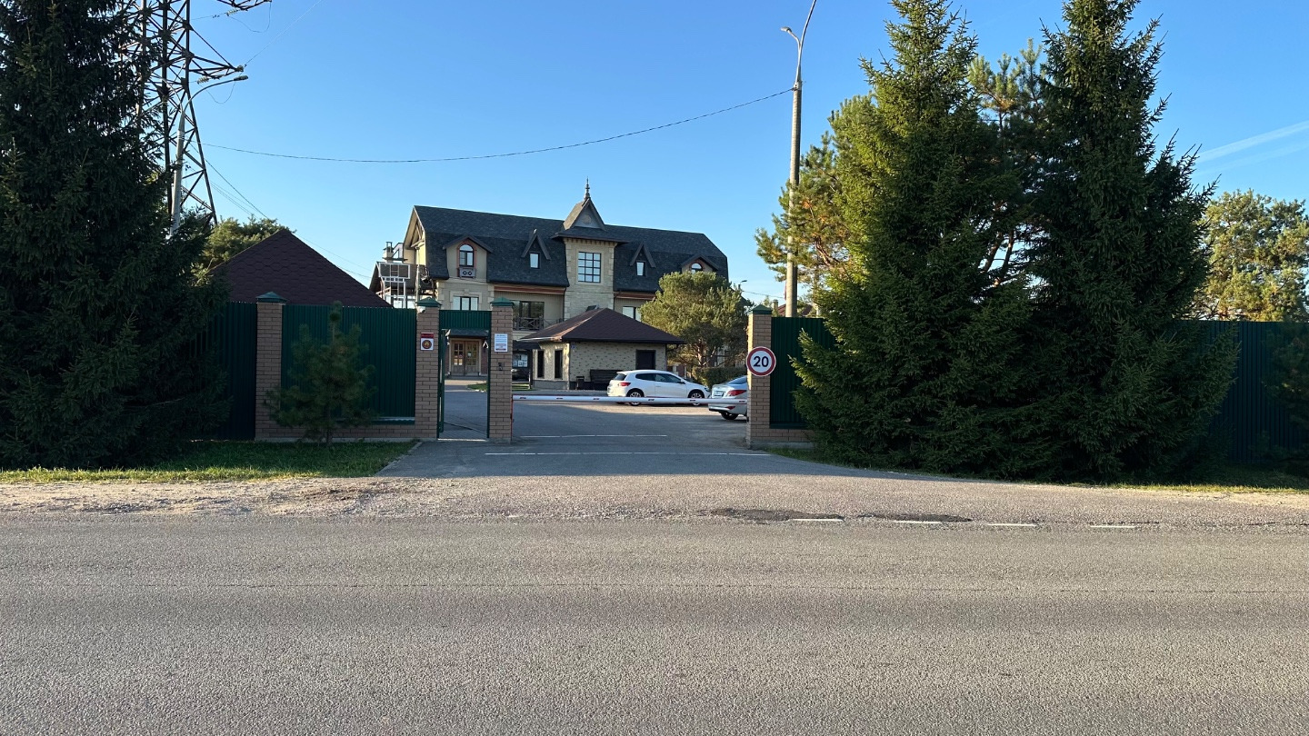 Продаётся двухэтажный каркасный дом 178 м² в охраняемом посёлке «Святые Источники» (ИЖС).

Участок 12 соток, Посёлок закрытого типа, полностью застроен, большинство соседей живут круглый год.

Планировка:

    1 этаж: спальня, просторная гостиная, кухня, санузел, веранда.

    2 этаж: три спальни, с