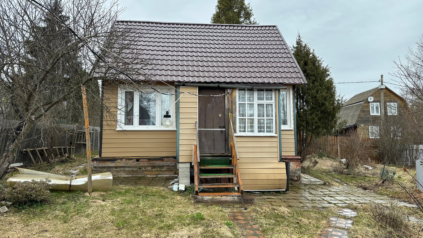 Продаётся дача в СНТ «Сокольники», 6 соток

Дом и постройки:

    Основной дом: каркасный, утеплён (150 мм минвата), обшит сайдингом. Новая крыша (2 года назад). Ленточный фундамент.

    Планировка дома: 2 спальни на 1 этаже + 1 спальня на 2 этаже, просторная веранда, сухой подвал (под погреб), мин