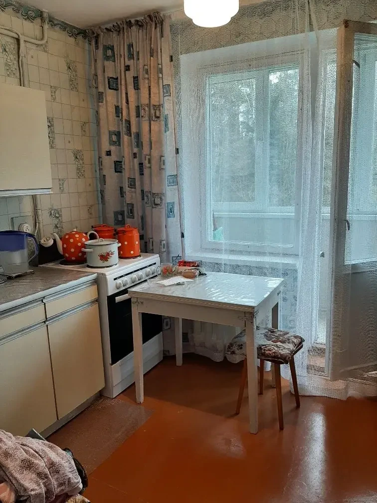 Продается квартира улучшенной планировки на 1 м этаже 5 ти этажного панельного дома.Квартира теплая ,не угловая с хорошей планировкой ,кухня просторная с выходом на лоджию , санузел раздельный светлая комната.Рядом лес ,,река ,святой источник Талеж ,остановка -общественный транспорт до г Чехов автоб