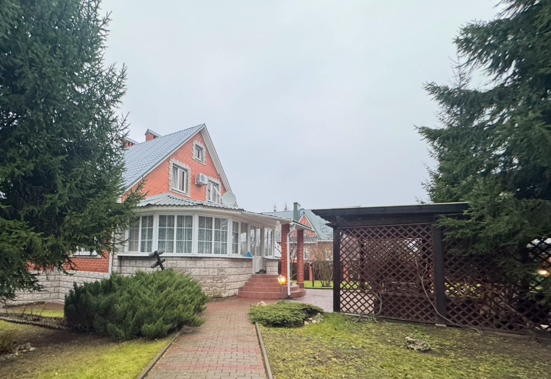 
Уникальный кирпичный дом 293 м² с городской канализацией (д. Кулаково). Аналогов нет!

Обратите внимание: на рынке редко встречаются дома, построенные не на продажу, а для себя — с душой и на века. Это не типовой проект, а родовое гнездо, где продумана каждая мелочь.

Почему таких домов больше нет 