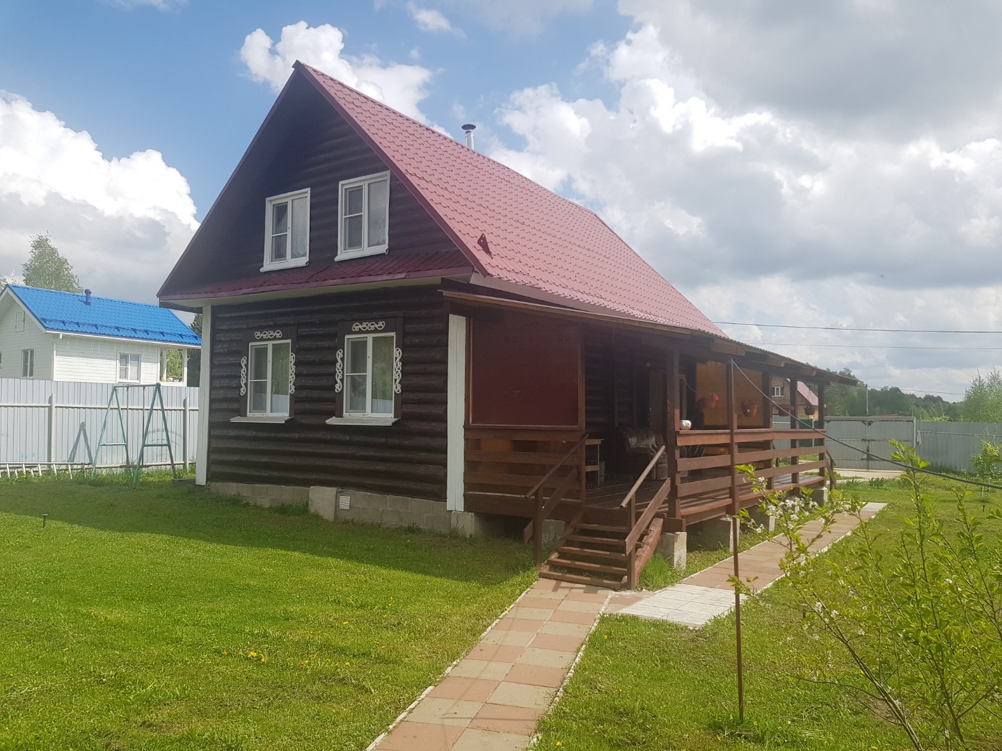Продаётся уютный загородный дом на берегу реки в одном из самых живописных уголков Калужская область — в окрестностях Тарусы, рядом с деревней Слободка, в посёлке Заречье-3.
Это прекрасное место для тех, кто ценит тишину, природу и комфорт загородной жизни. К участку обеспечен круглогодичный подъезд