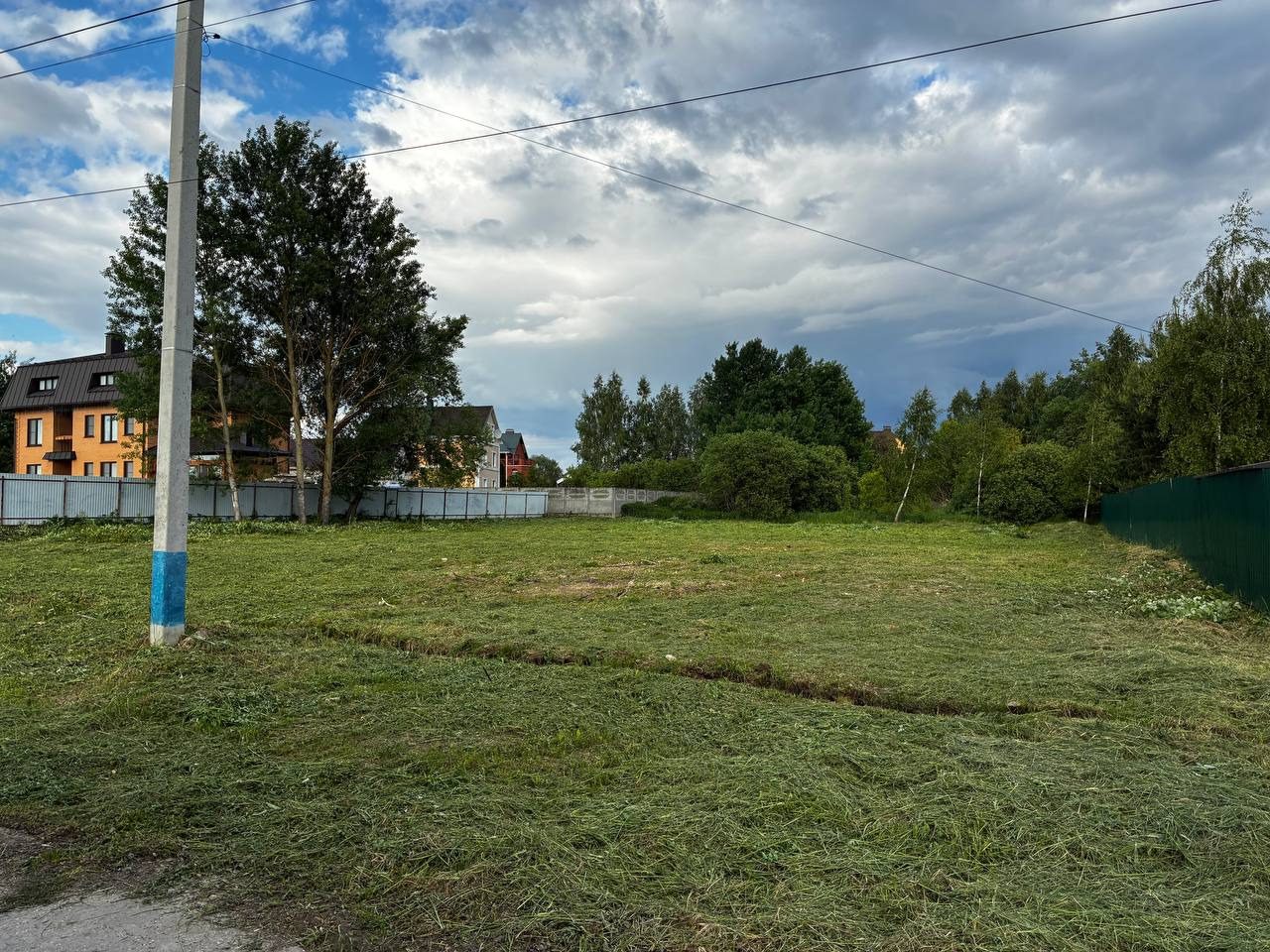 Продается участок 20 соток в г. Серпухов поселок Большевик, Ул. Карпова. Участок правильной формы, все центральные коммуникации по границе участка. Соседи проживают постоянно, до всей инфраструктуры 7 мин на машине. Круглогодичный подъезд, соседи построены. 
 