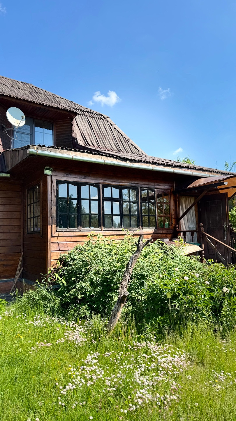 


Продается теплый двухэтажный дом площадью 110 м² на участке 10 соток в живописной деревне Сенино.
Дом строился для себя, поэтому при строительстве использовались качественные материалы и выполнено хорошее утепление. Подходит как для постоянного проживания, так и для комфортного загородного отдыха