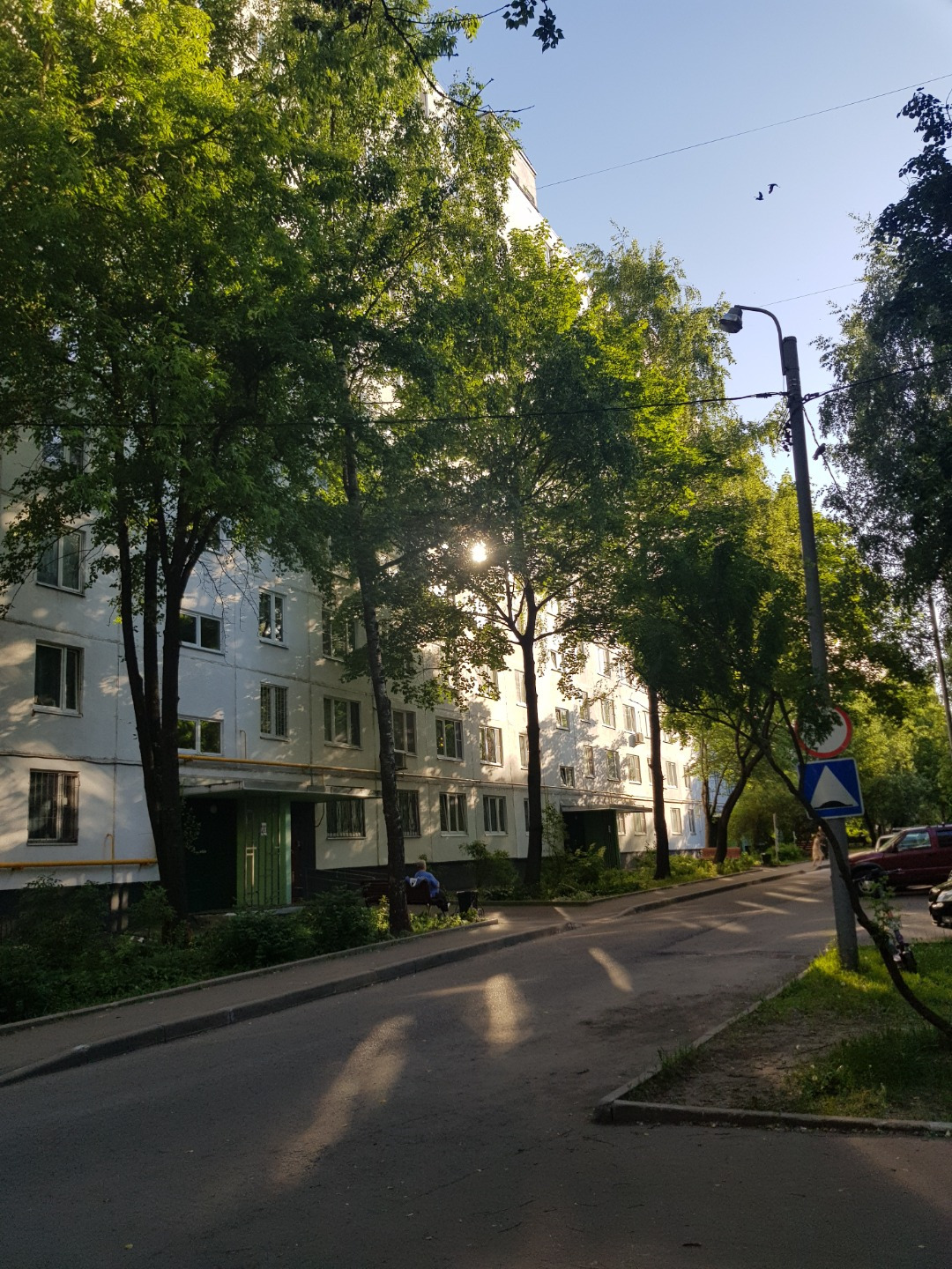 Предлагается к продаже просторная трёхкомнатная квартира общей площадью 62,6 кв. м — уютная, светлая и наполненная воздухом. Удачная планировка-распашонка обеспечивает комфортное распределение пространства и естественное освещение в течение всего дня.
Квартира расположена на 7 этаже 12-этажного дома