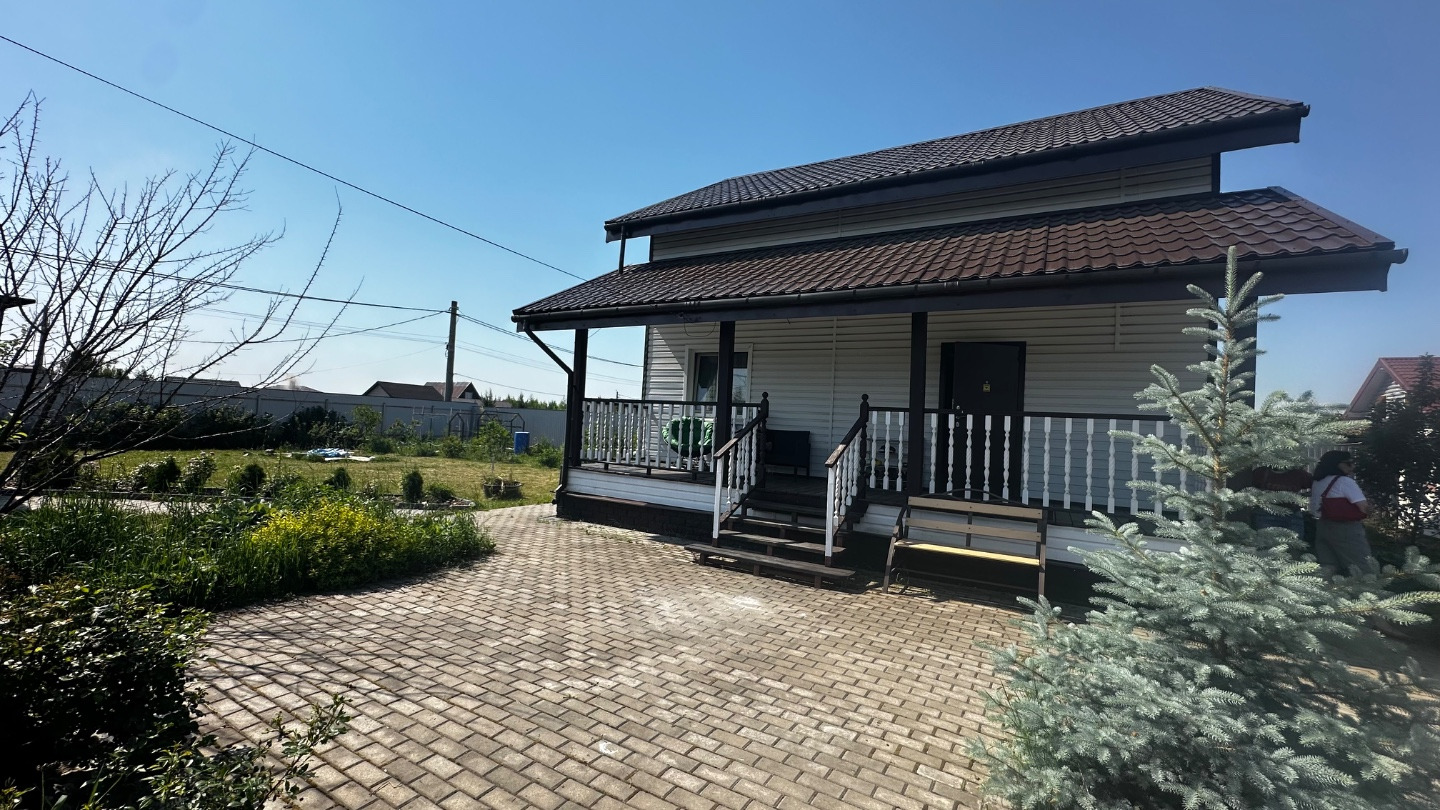 Продается каркасный дом 5 спален с верандой и ухоженным участком.

На первом этаже: спальня, кухня-гостиная, су, котельная
На втором этаже: 4 спальни, удобная лестница

Фундамент: Свайно-винтовой
Утепление: 200 мм по кругу (перекрестное, нет мостиков холода).
Внутри — имитация бруса (экологично).
Ок