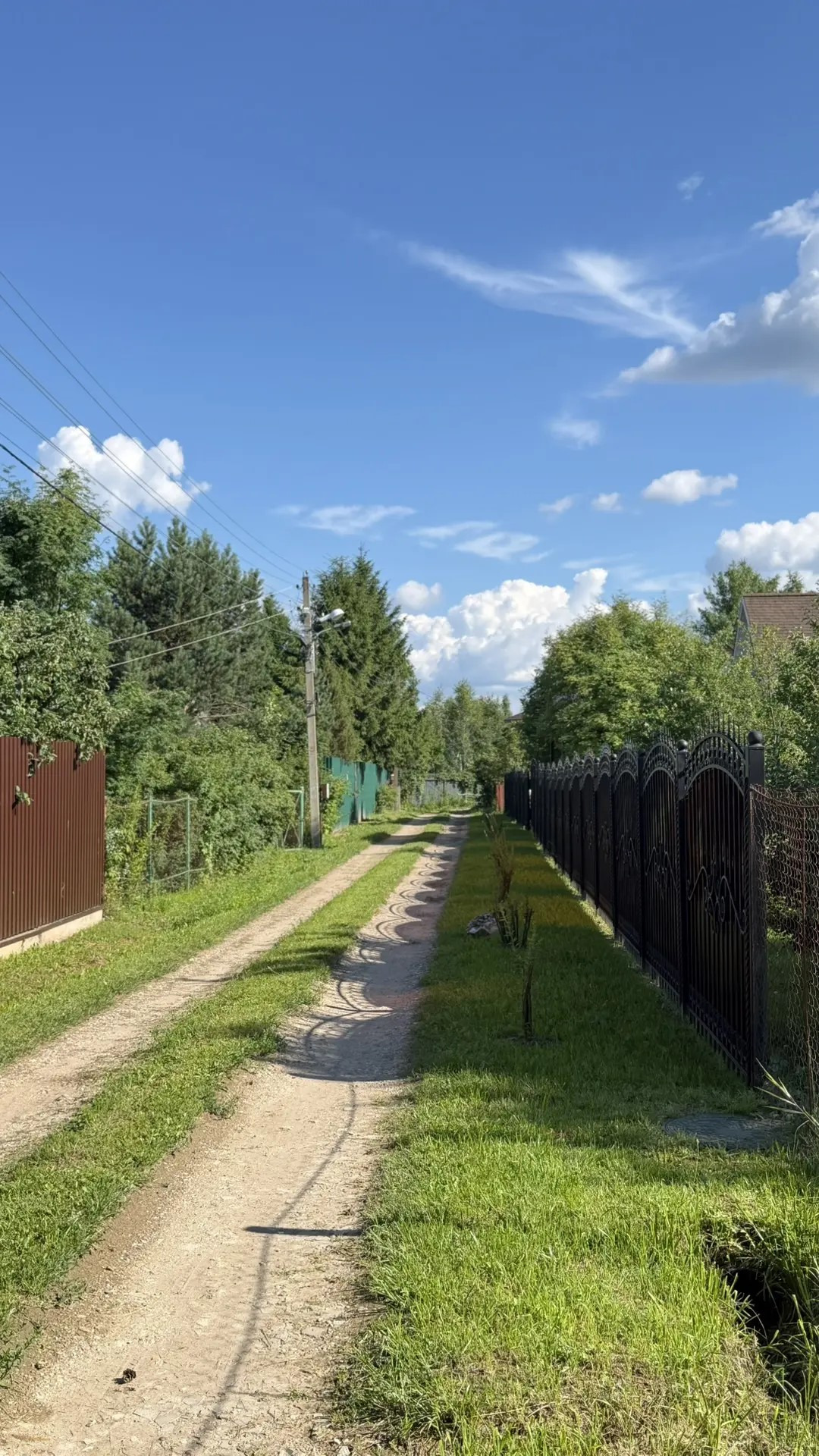 Продается Дача с возможностью прописки в 2 км от города Чехов,  д. Аксенчиково ул. Вишневая. 
Дом каркасно-щитовой 50кв.м., два этажа, заведено электричество 5кВт, есть возможность увеличить до 15кВт. Участок 7 соток, назначение ИЖС, что дает право прописки. По границе участка проходит газ, подключе