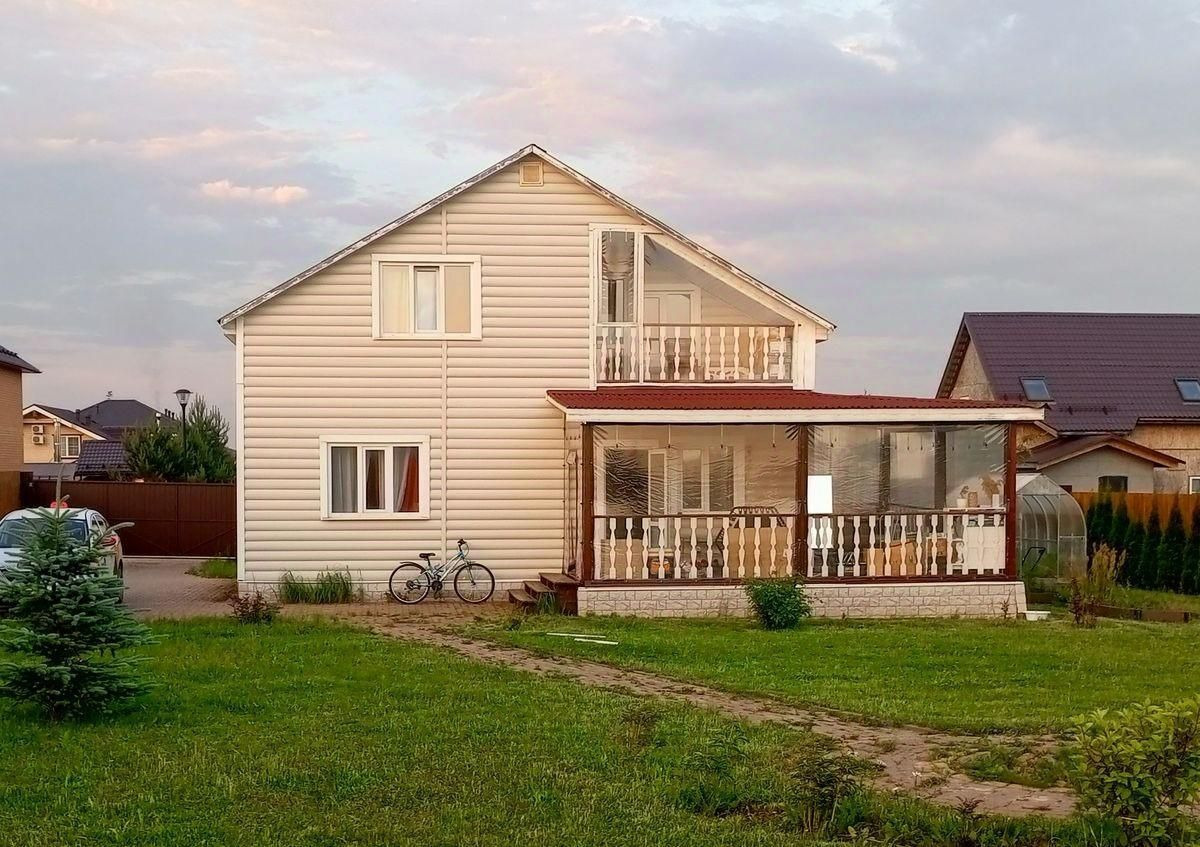 Продаётся уютный дом для общей площадью 120 м² на участке 10,5 соток в д. Ходаево, ул. Сантория. Дом 2021 года постройки, фундамент свайный, внешний материал стен: каркас с утеплением и облицовкой сайдингом, внутренний материал стен: гипсокартонные стены с шумоизоляцией, кровля ондулин, окна - пласт