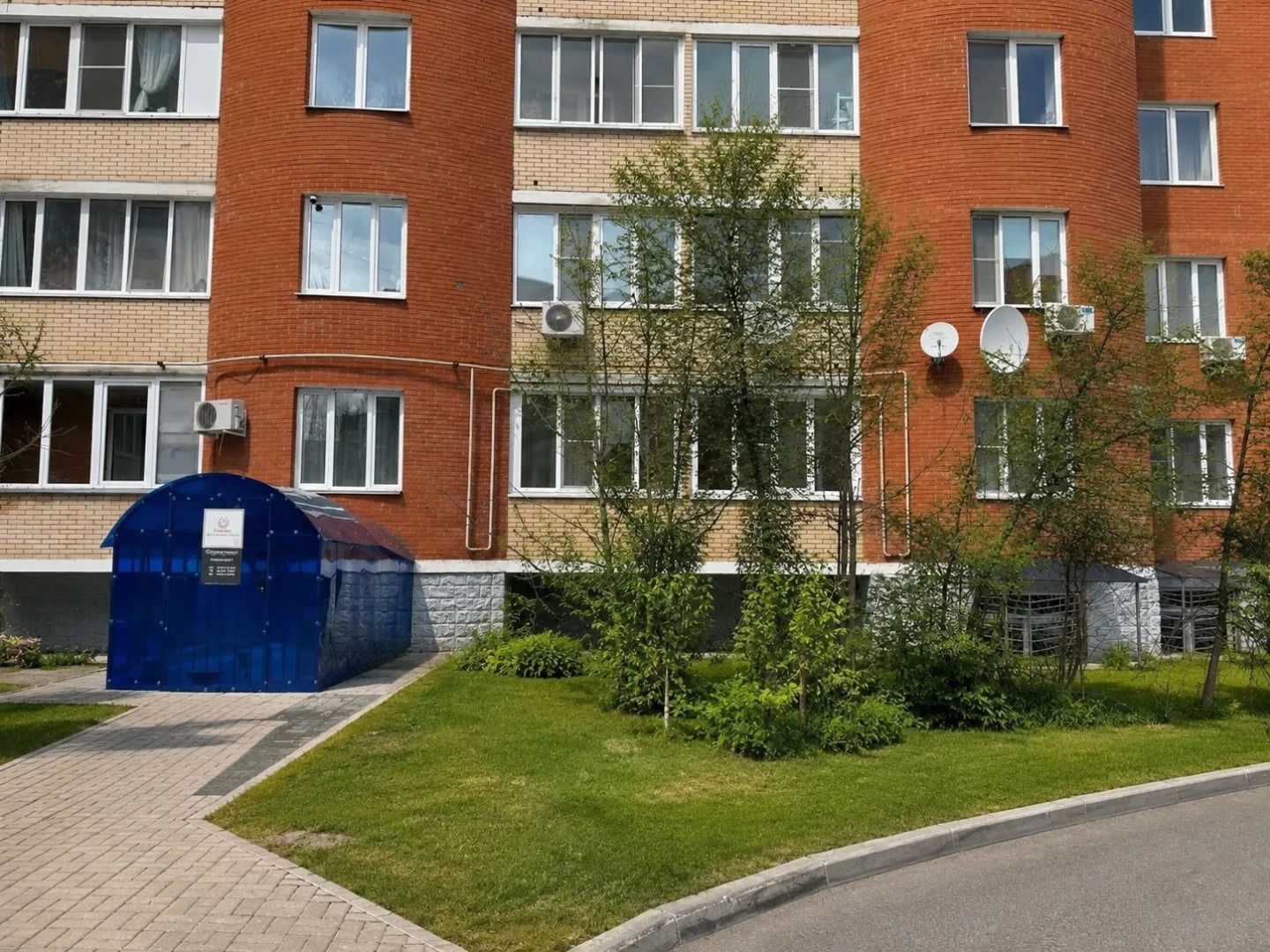Продается коммерческая недвижимость в центре города!
Предлагаем вашему вниманию уникальное помещение свободного назначения, расположенное на цокольном этаже с отдельным входом в г. Чехов Ул. Чехова 2а. Это идеальный вариант для бизнеса, который нуждается в удобном и доступном пространстве.
Может исп