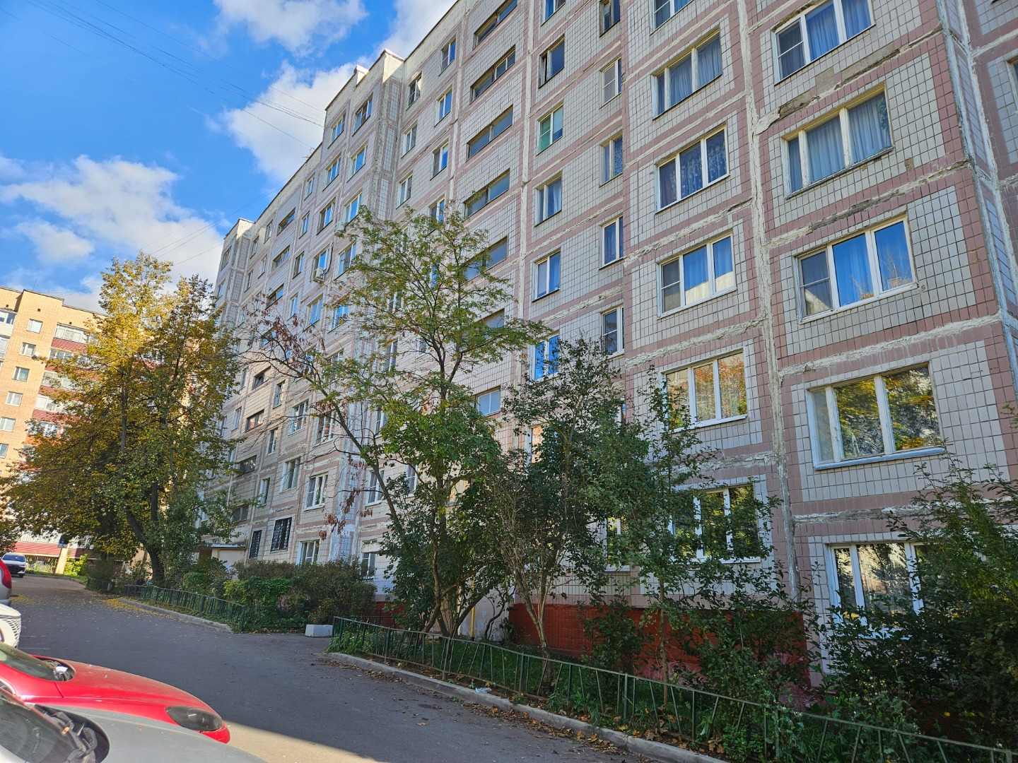 Продаётся 3 комнатная квартира квартира в г. Чехов,  ул. Дружбы, д. 16. Квартира в жилом состоянии, изолированные комнаты, чистый подъезд, приятные соседи. Квартира расположена в центре города, вся инфраструктура в шаговой доступности, у дома дет.сад, магазин, школа, с лоджии открывается прекрасный 