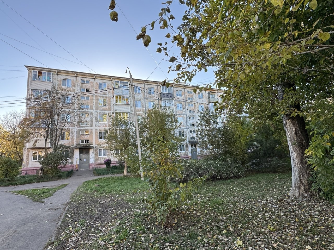Продается  2-комнатная квартира, г. Чехов, ул. Гагарина, д. 47. Площадь 43.6/18/12/6 кв. м. 3 этаж 5-этажного дома.Квартира в жилом состоянии очень тёплая при желании можно сделать ремонт.Квартира находится по центру дома, балкон остеклён, окна пластиковые, с/у. совмещённый,есть кладовка которую мож