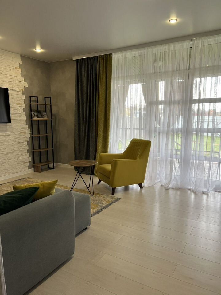 Продается каркасный дом 148 кB.м. (4 комнаты, 2 c/у) нa участке 9,5 соток, для круглогодичного проживания. 
Вложений не требует, продается под ключ c мебелью , техникой и интерьером. 
Возможна прописка. В доме 1 кухня -гостиная с панорамными окнами и выходом на террасу, 3 спальни.
На 1 этаже большая
