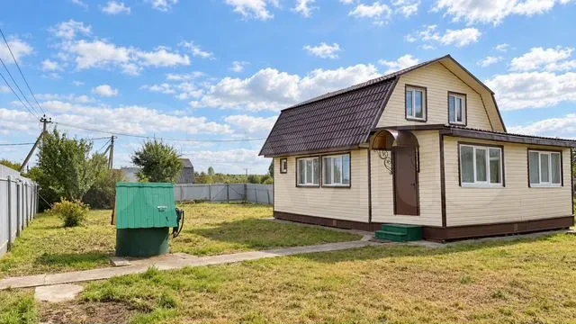 Продается дом под прописку в с. Стремилово ул. Лесная. Дом общей площадью 91 кв.м., первый этаж из сухого сруба, второй этаж и веранда из бруса. Первый этаж: веранда с оборудованной кухней, совмещенный с/у, просторная гостиная. Второй этаж: две спальни, одна из них проходная. В дом заведены все комм